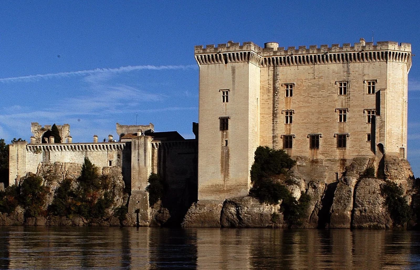 Image 4 : Le Rhône vu du Château ! background