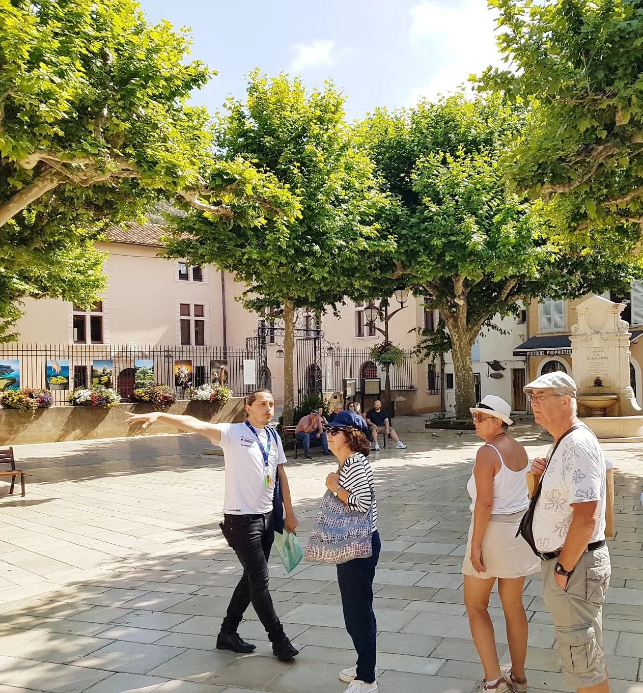 Image 1 : Visite guidée : Découverte de Cassis en français / anglais background