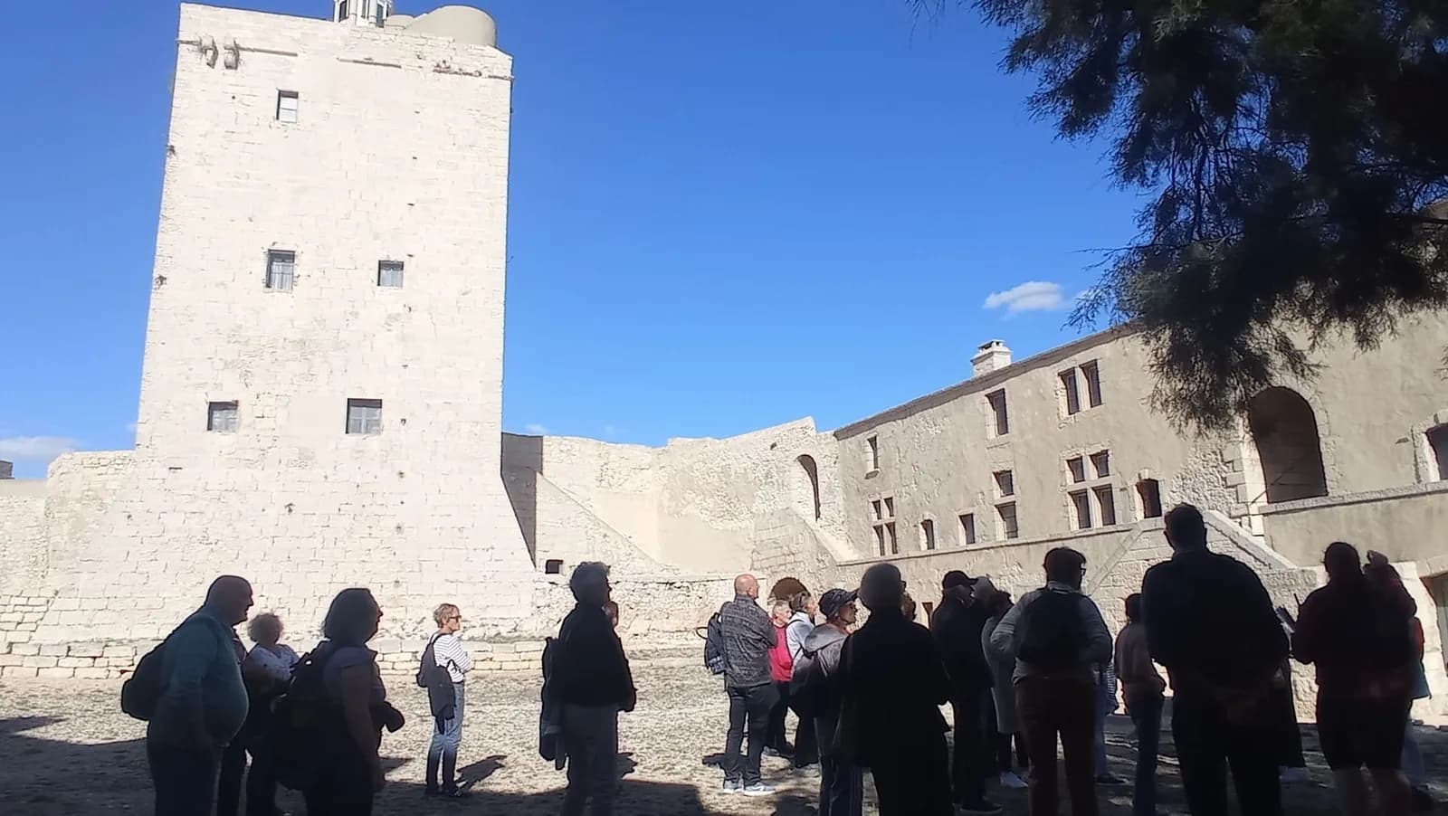 Image 1 : Visite commentée du Fort de Bouc background