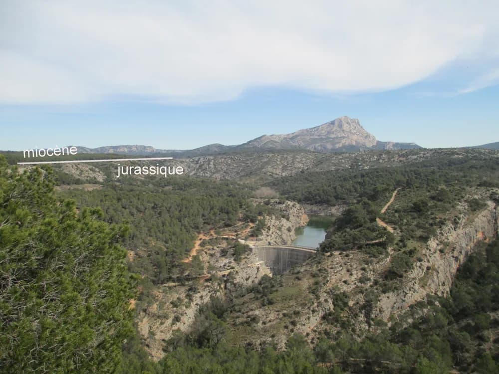 Image 2 : La Sainte-Victoire et sa géologie background