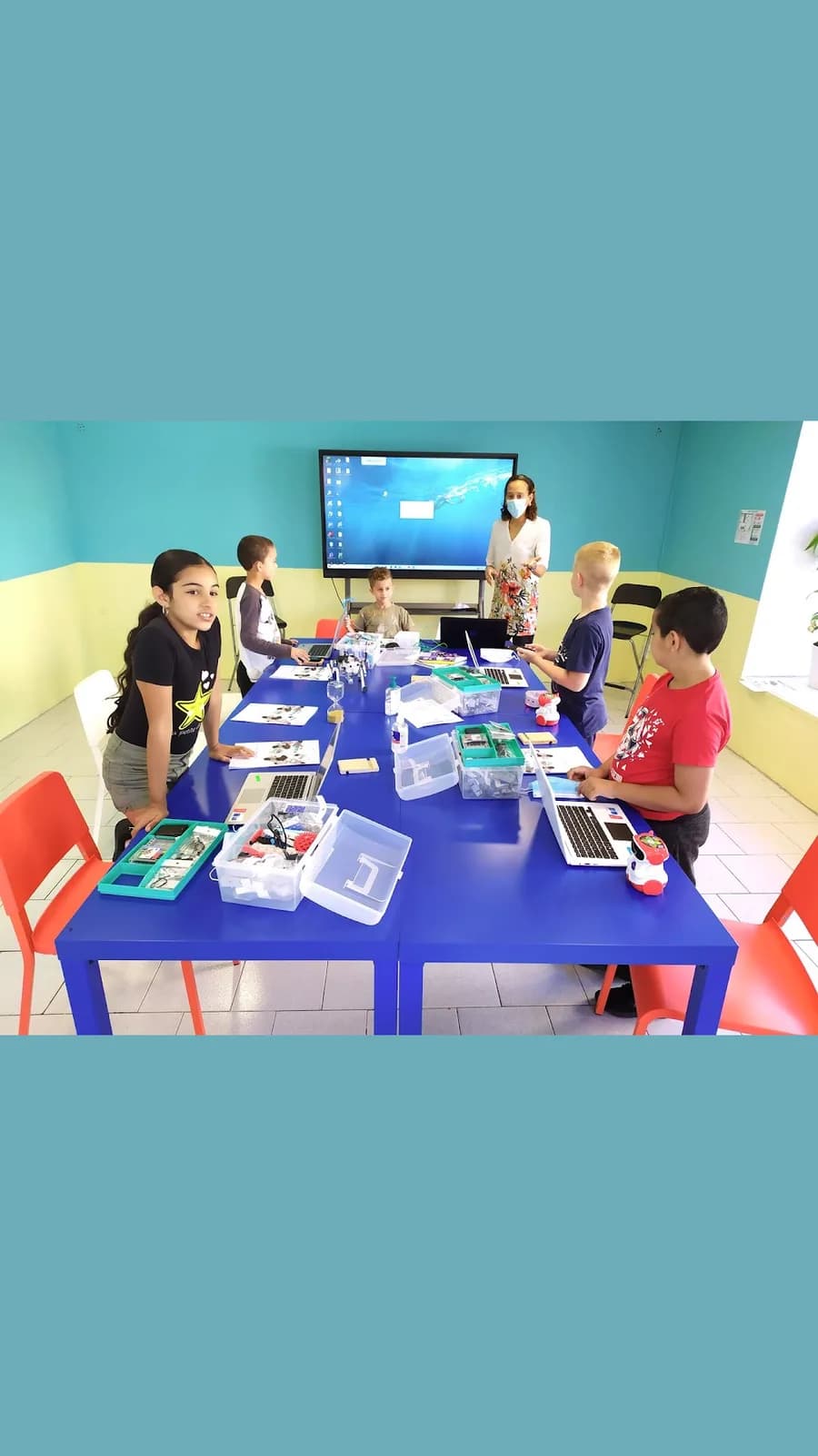 Image 1 : Tech Club background