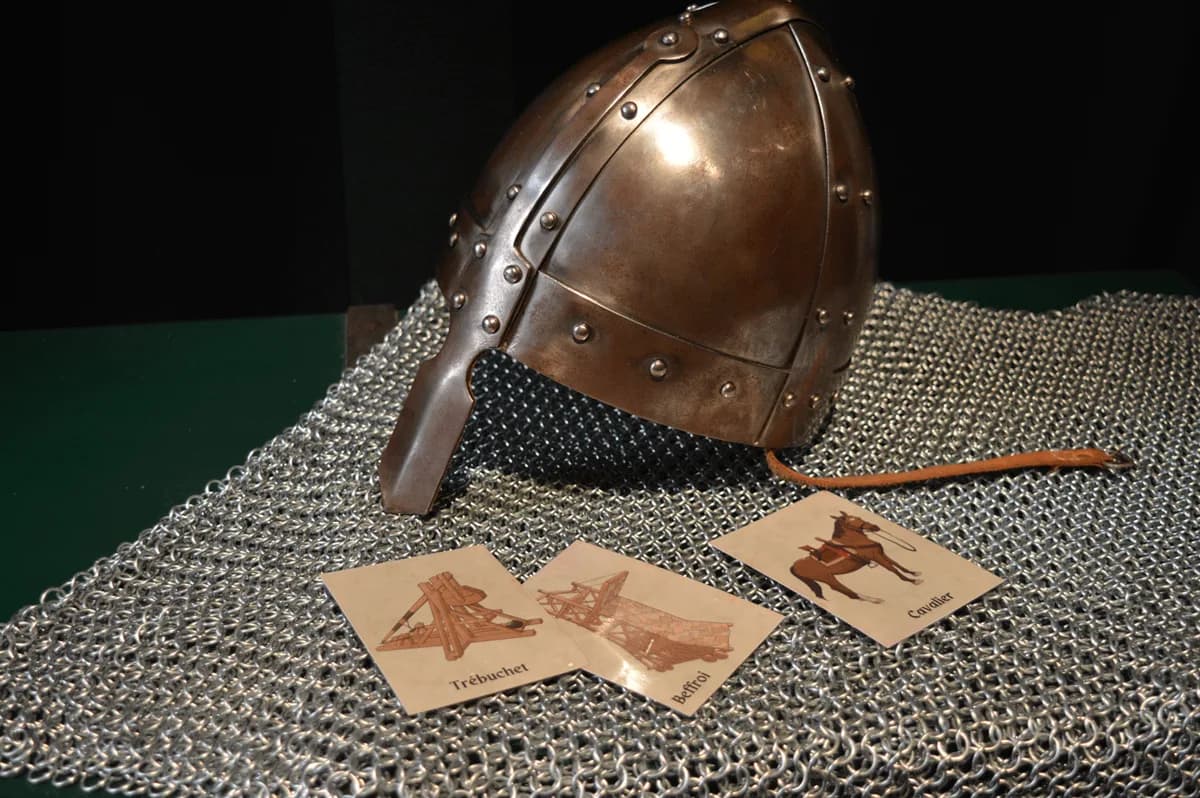 Image 1 : Les Étonnants Patrimoines : À l'attaque du château background