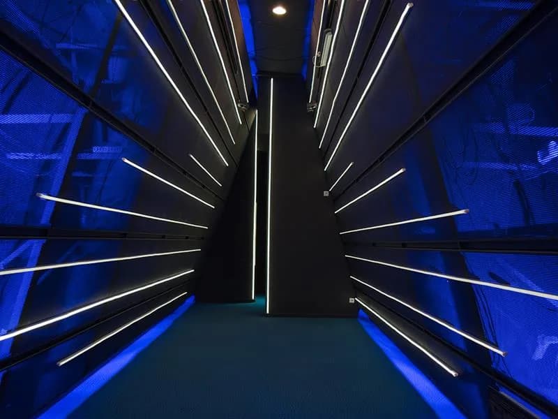 Image 1 : Visite du Musée Electropolis dans le noir background