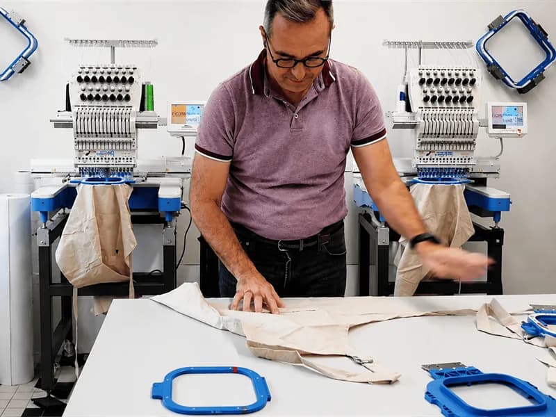 Image 1 : Visite d'un atelier de broderie et de personnalisation textile background