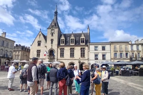 Image 1 : La Bastide de Libourne background