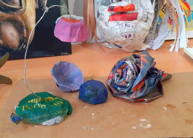 Image 1 : Atelier de création intergénérationnel - Papier mâché background