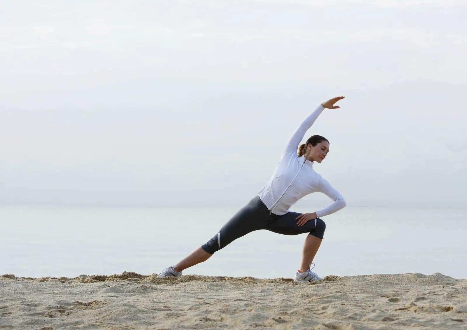 Image 1 : Séance de streching sur la plage background