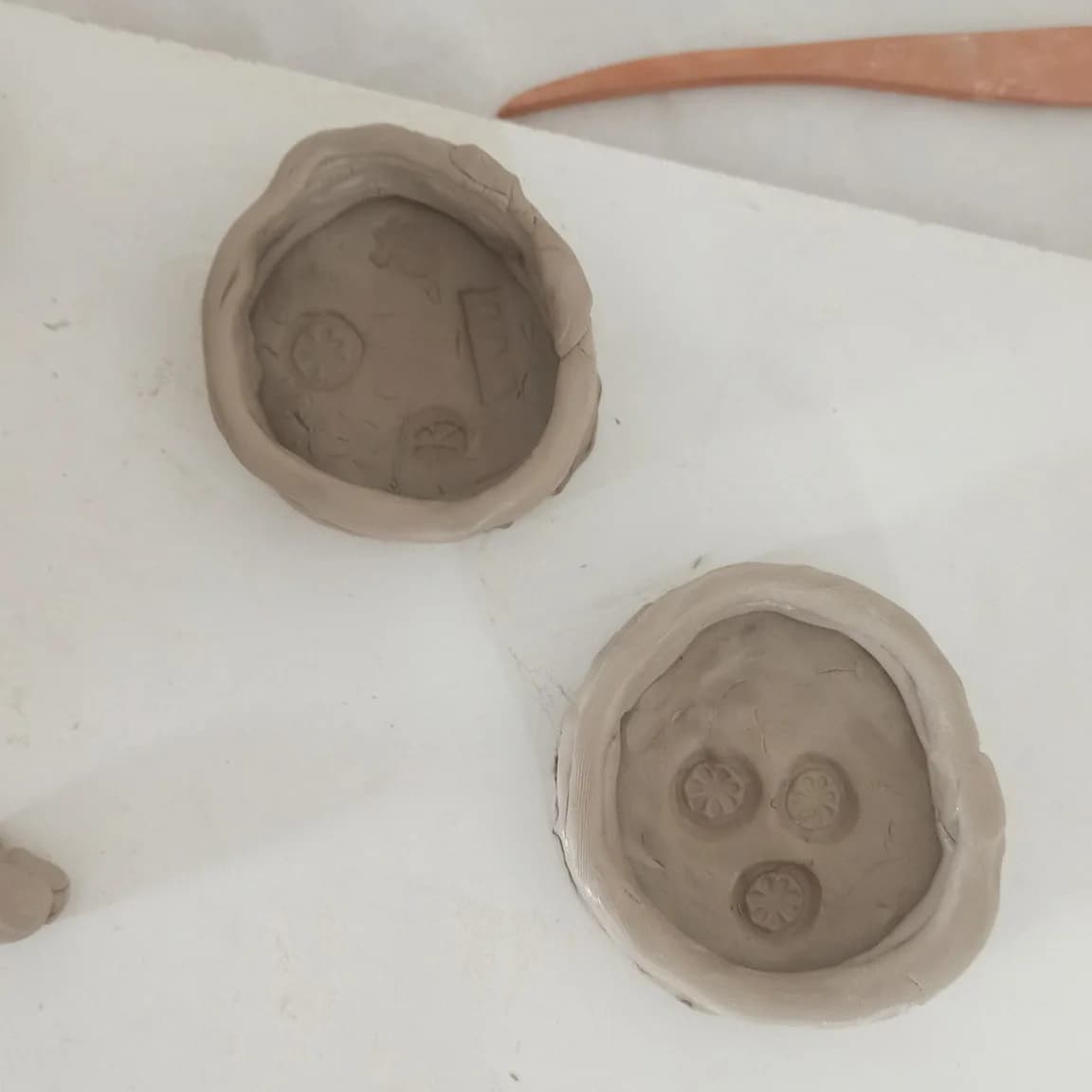 Image 1 : Atelier poterie au colombin, au musée gallo-romain background