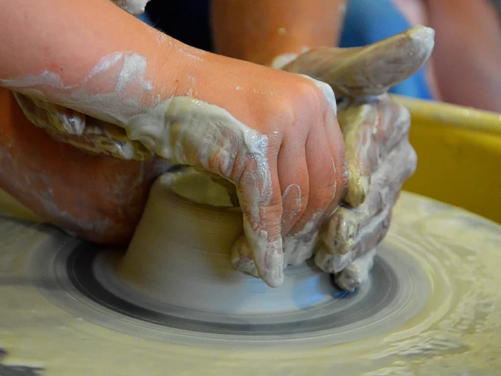 Image 1 : Atelier Création libre en argile background