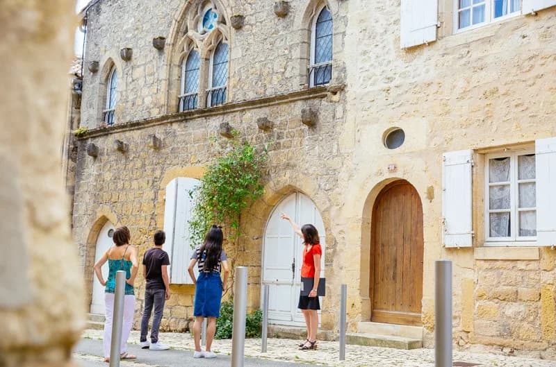Image 1 : Visite famille : Jeu de Dròlles à Saint-Macaire background