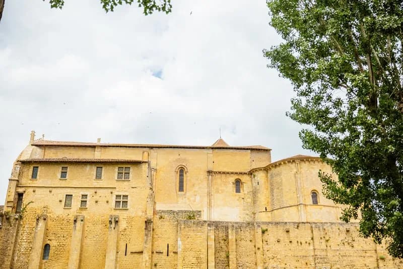Image 4 : Visite famille : Jeu de Dròlles à Saint-Macaire background