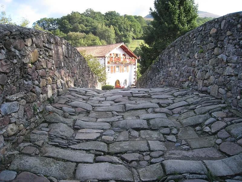 Image 2 : Visite du centre d'interprétation Mehaka sur la Basse Navarre et du village de Baigorri en basque. Mehakaren bisita eta Baigorriko bisita background