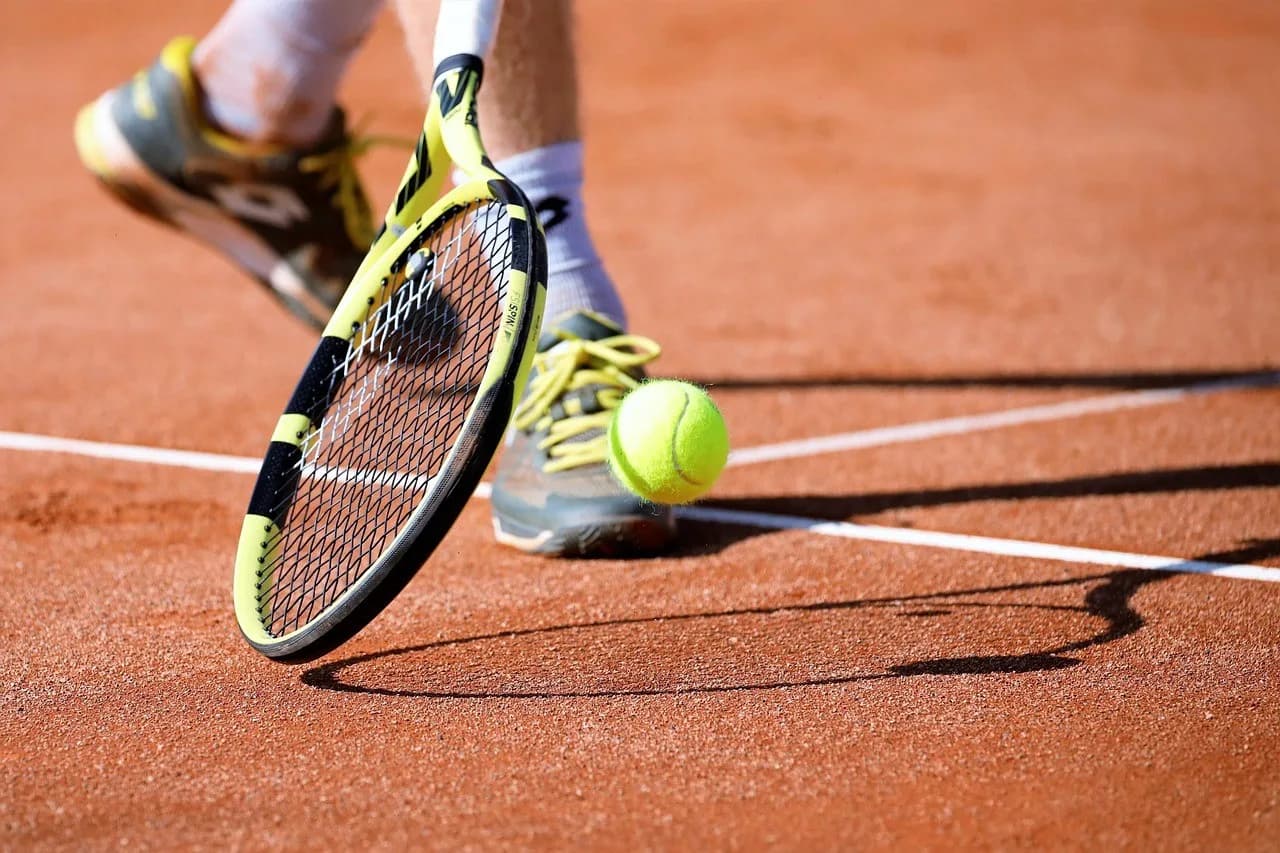 Image 1 : Tournoi d'automne de tennis background