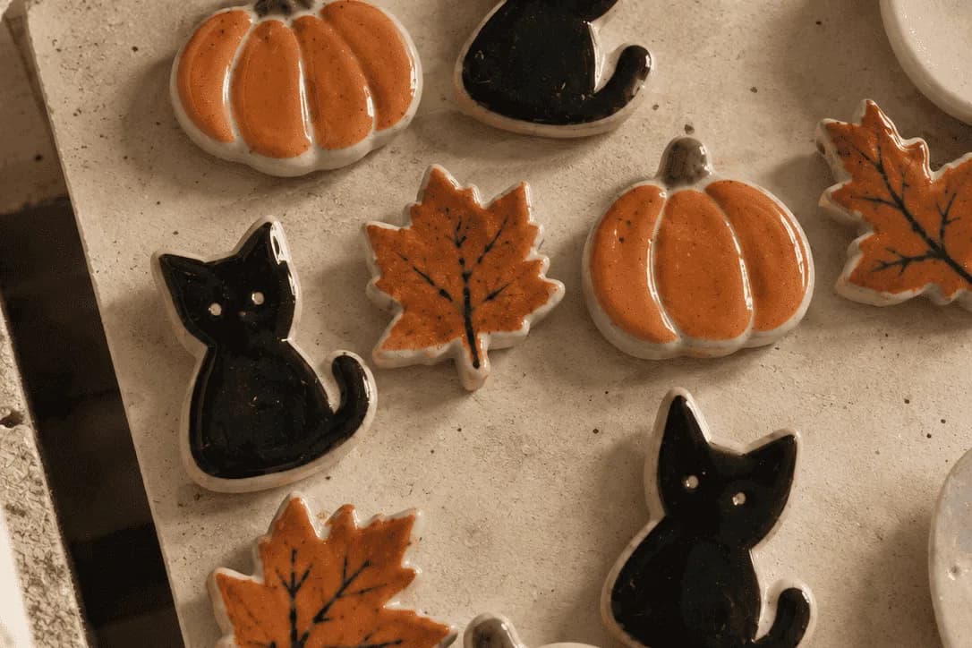Image 1 : Atelier Pin’s en porcelaine background
