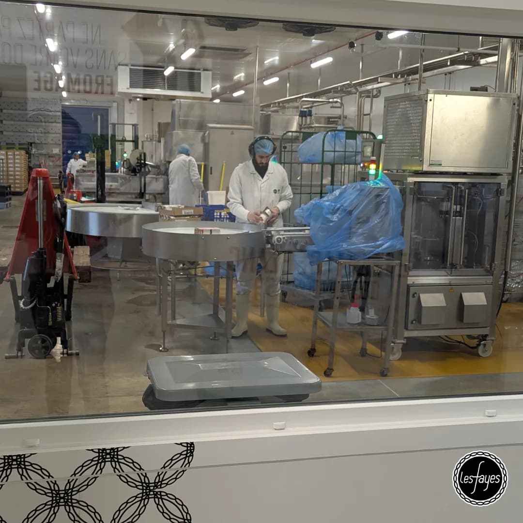 Image 1 : Ici, nos savoir-faire - Visite Laiterie Les Fayes background
