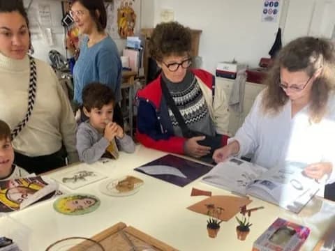 Image 3 : Ici, nos savoir-faire - visite de l'atelier de la lumière au vitrail background