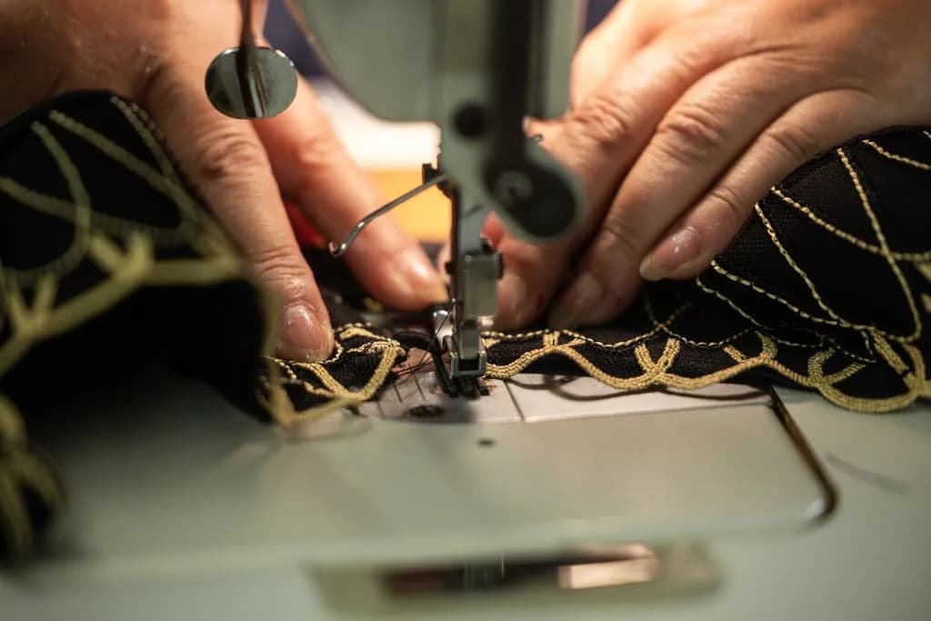 Image 1 : Ici, nos savoir-faire - Visite Allande Lingerie background