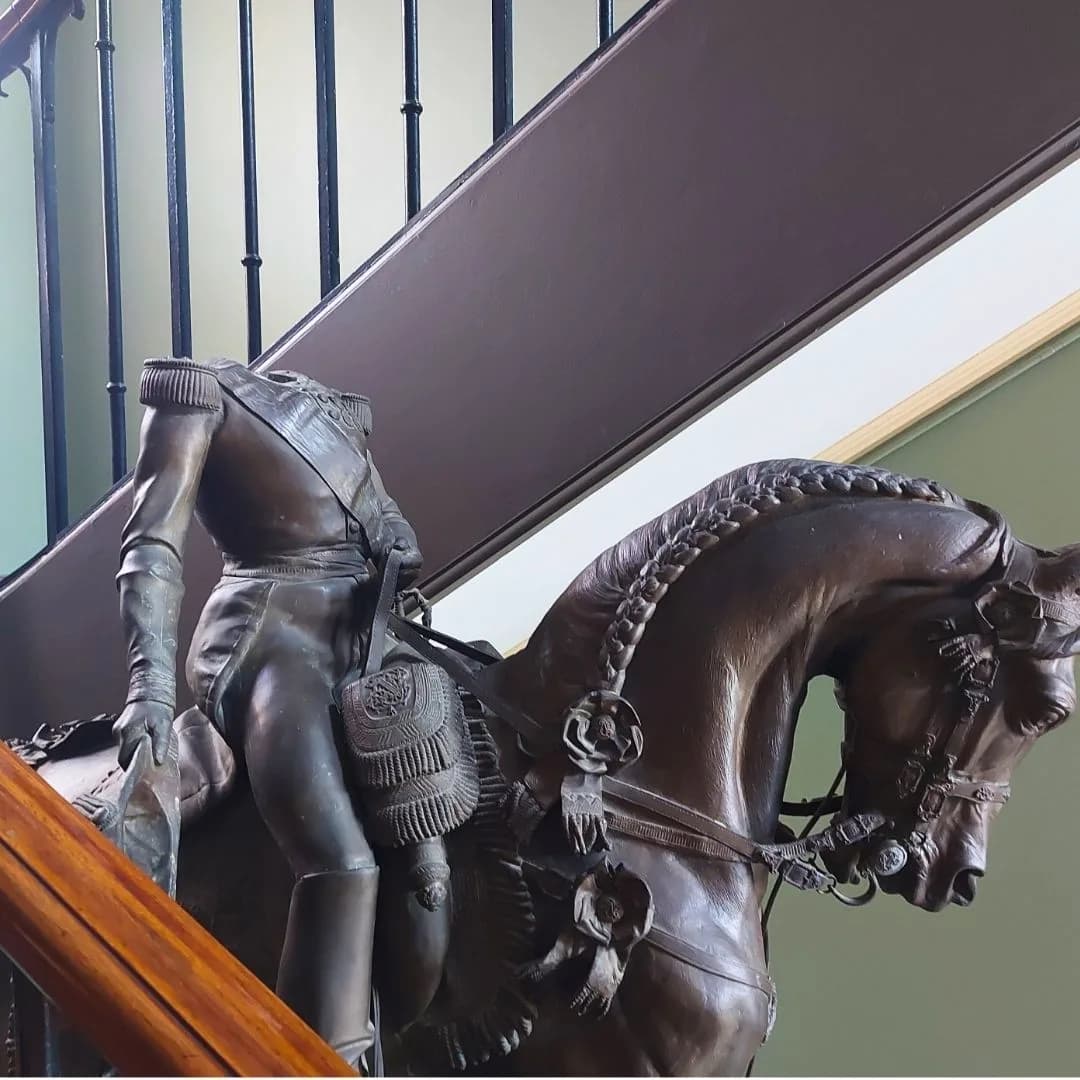 Image 1 : Le musée en famille - A la recherche de la tête du cavalier sans tête background