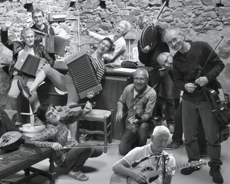 Image 1 : Festival Voix et Danses - Bal trad avec Les Drôles background