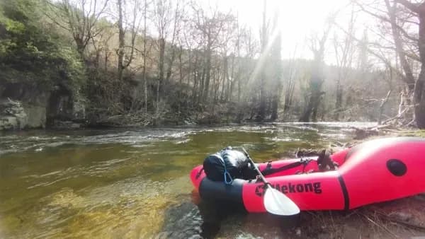 Image 3 : Packrafting en eau vive encadré dans les gorges du Lot à la journée background
