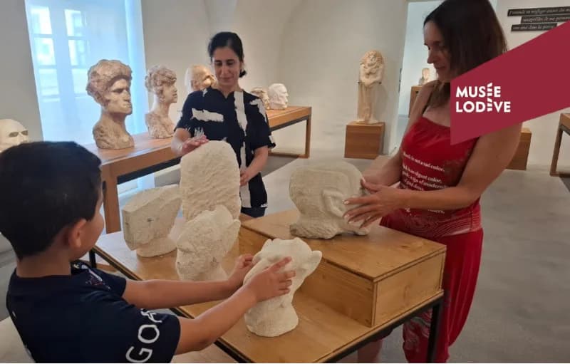 Image 1 : VISITE MULTISENSORIELLE : LA SCULPTURE AU BOUT DES DOIGTS background