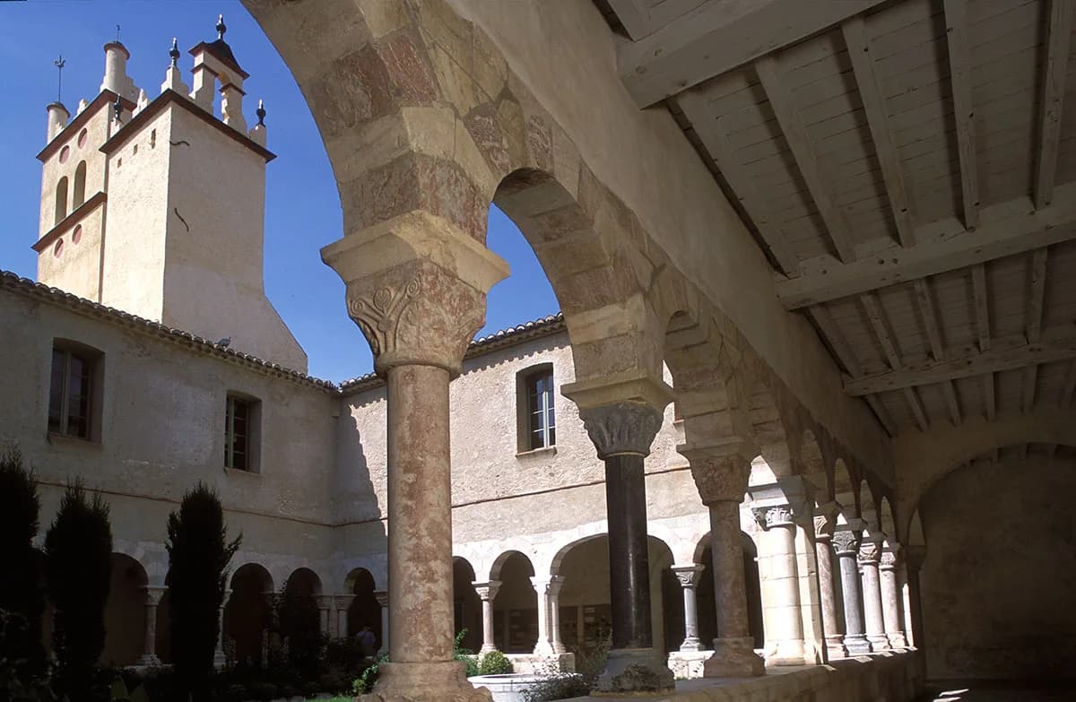 Image 2 : VISITE DE L'ABBAYE DE SAINT-GENIS-DES-FONTAINES background
