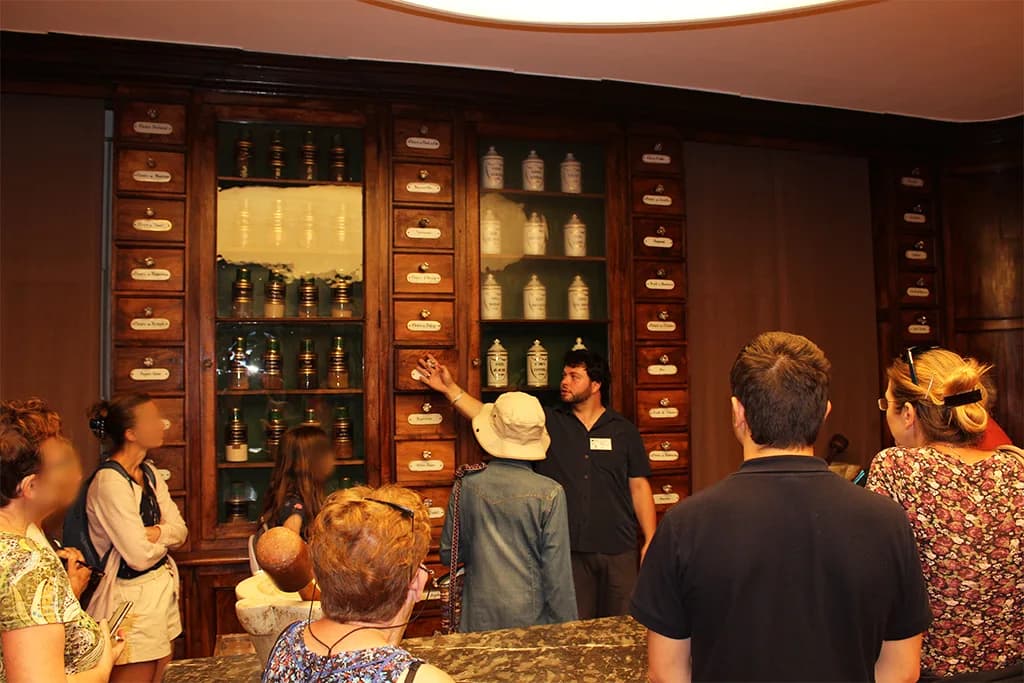 Image 1 : VISITE GUIDÉE : PHARMACIE DE L'ANCIEN HÔPITAL background
