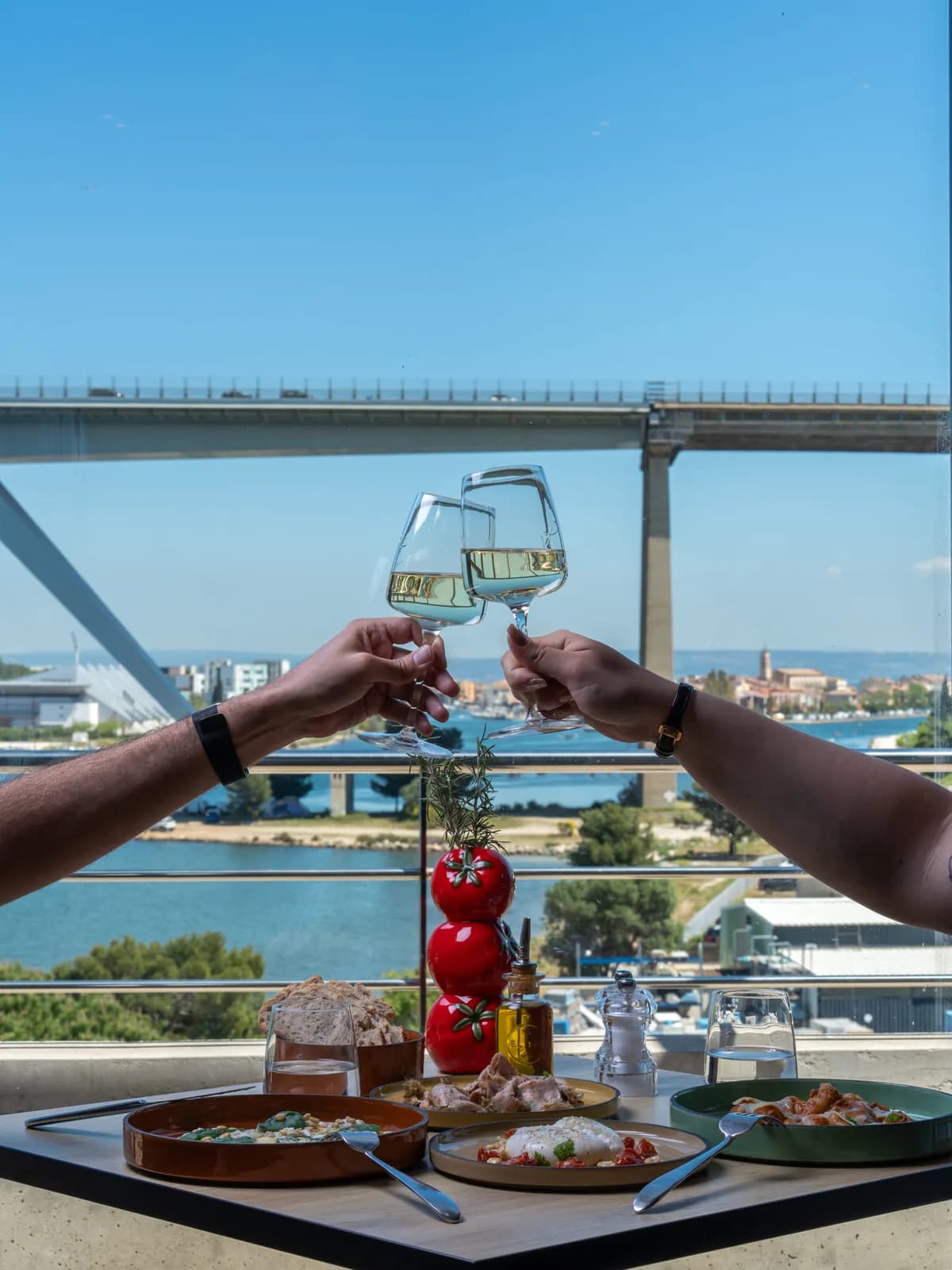 Image 3 : Les soirées du Golden Tulip Martigues background