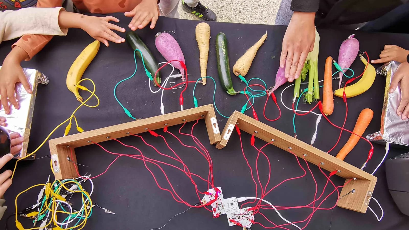 Image 1 : Les ateliers de la médiatech : Synthé et légumes background