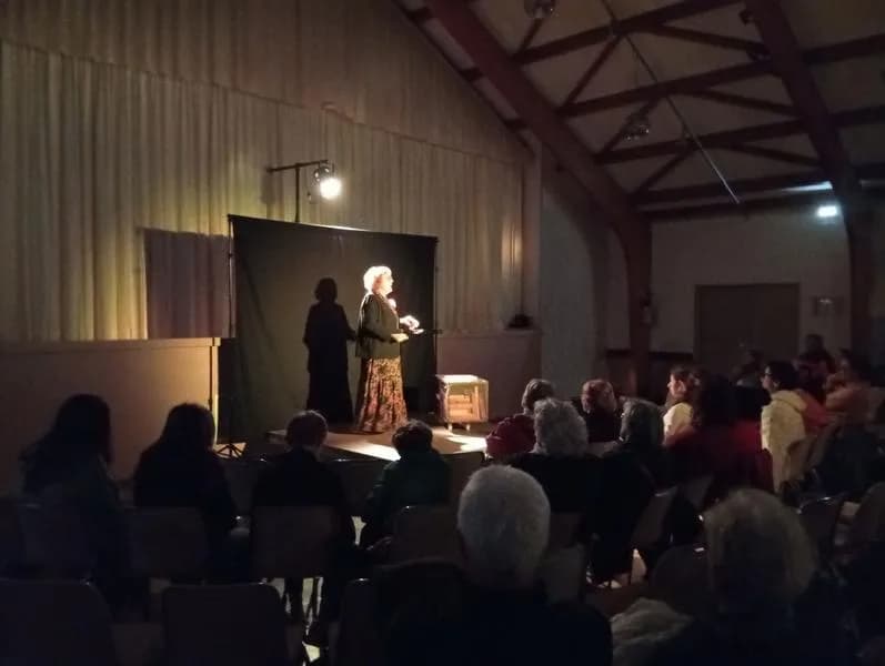 Image 3 : La 2ème Nuit des Conteurs invite la Bretagne background