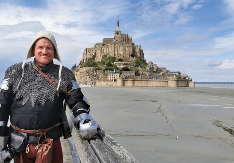 Image 1 : Mont Saint-Michel, 1434 : Vivre et résister dans une forteresse assiégée background