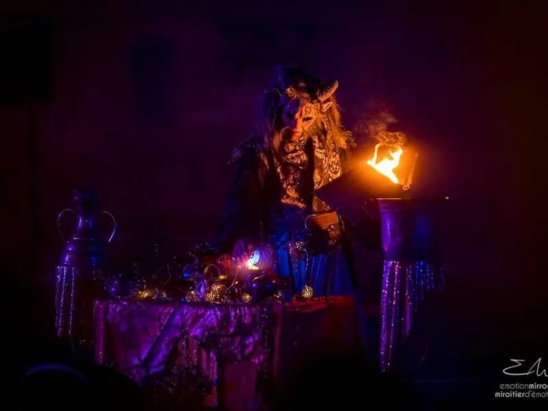 Image 2 : Festival Bêtes et Sorcières - Spectacle de feu "Sur les traces de la magie des anciens" background
