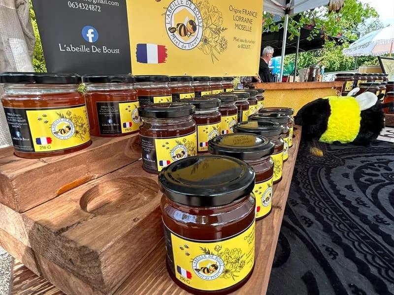 Image 1 : Inauguration de la miellerie "l'abeille de Boust" background