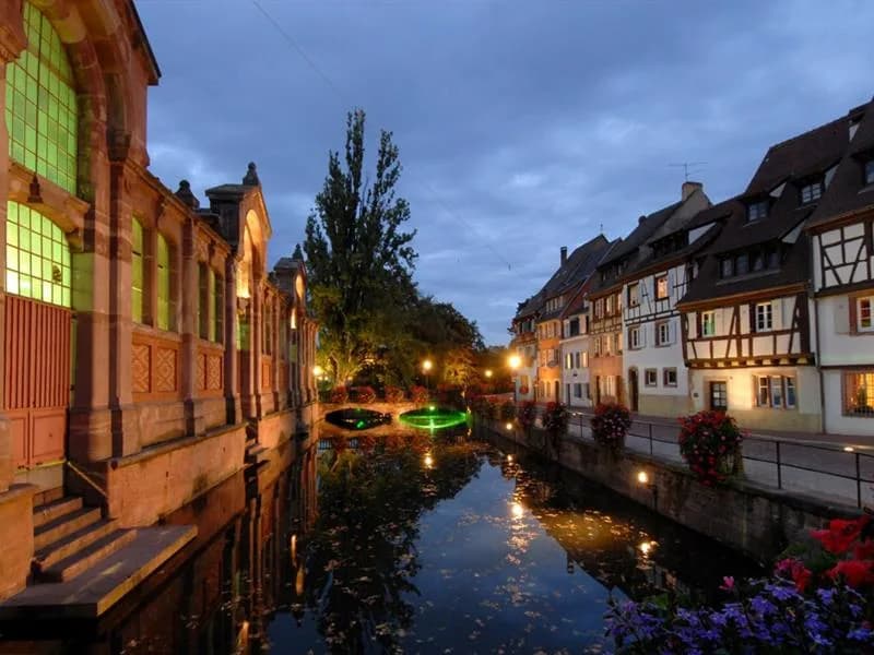 Image 2 : Visite guidée : Colmar se révèle la nuit background