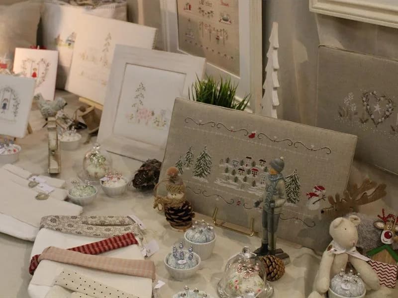 Image 1 : Festival du point de croix et de la broderie background