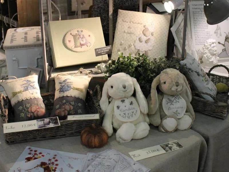 Image 3 : Festival du point de croix et de la broderie background