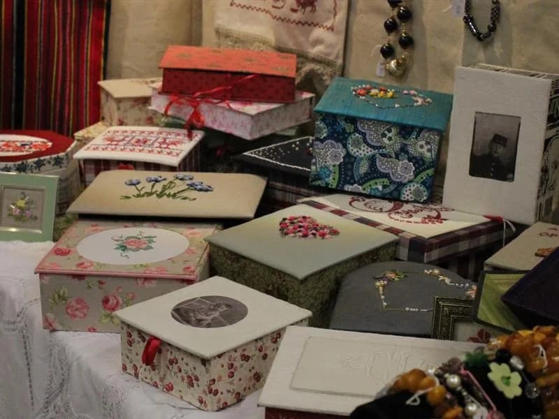 Image 4 : Festival du point de croix et de la broderie background