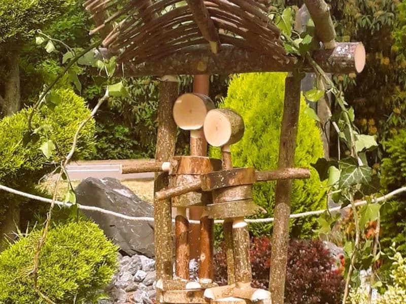 Image 1 : Spectacle - La cité du peuple de bois, Cie jeux et tartines, Installation artistique participative background