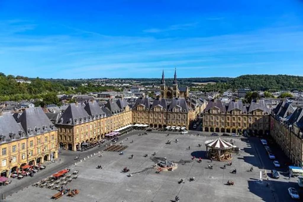 Image 2 : 2026 Visite guidée du beffroi de Charleville background