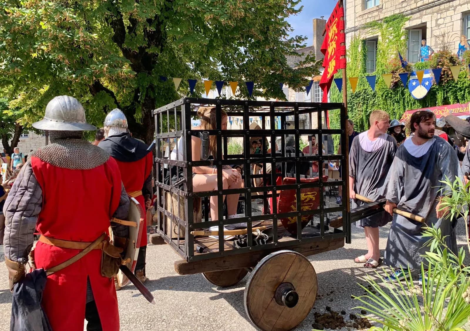 Image 3 : Bastides en Fête 2026 - Visite Spectacle Les 450 ans de Janouille background
