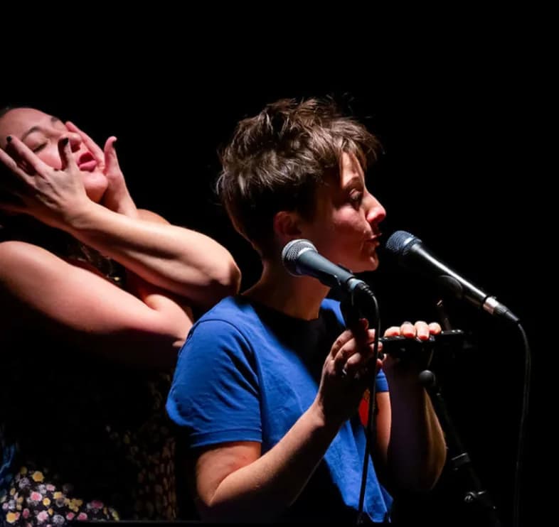 Image 1 : Festival de spectacle vivant La Ferme Intention : Touché.e ! background