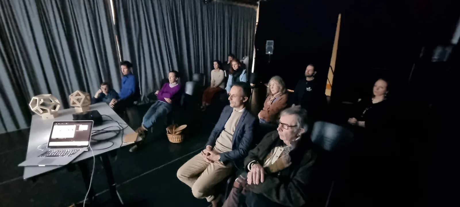 Image 2 : Ciné Débat background