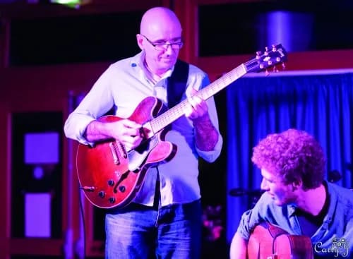 Image 2 : Festival "Guitares d'ici et d'ailleurs" background