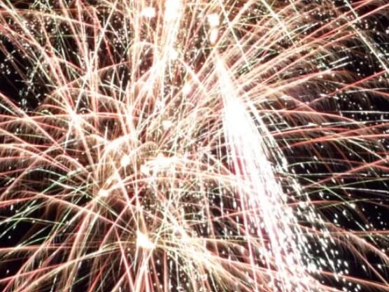 Image 1 : Feu d'artifice La Chapelle-Montreuil background