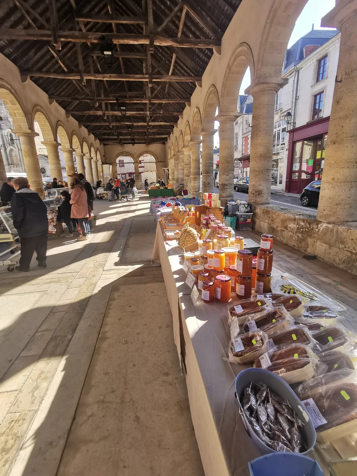 Image 1 : Marché hebdomadaire d'Airvault (samedi matin) background