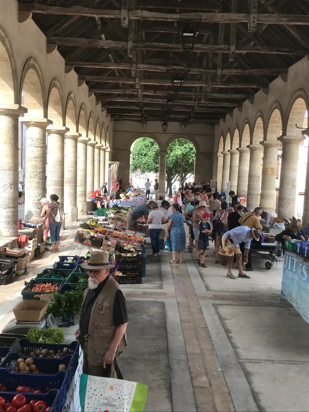 Image 2 : Marché hebdomadaire d'Airvault (samedi matin) background