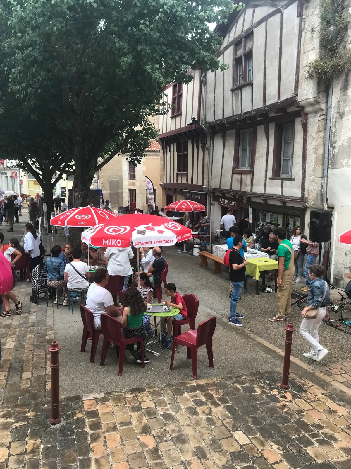 Image 3 : Marché hebdomadaire d'Airvault (samedi matin) background