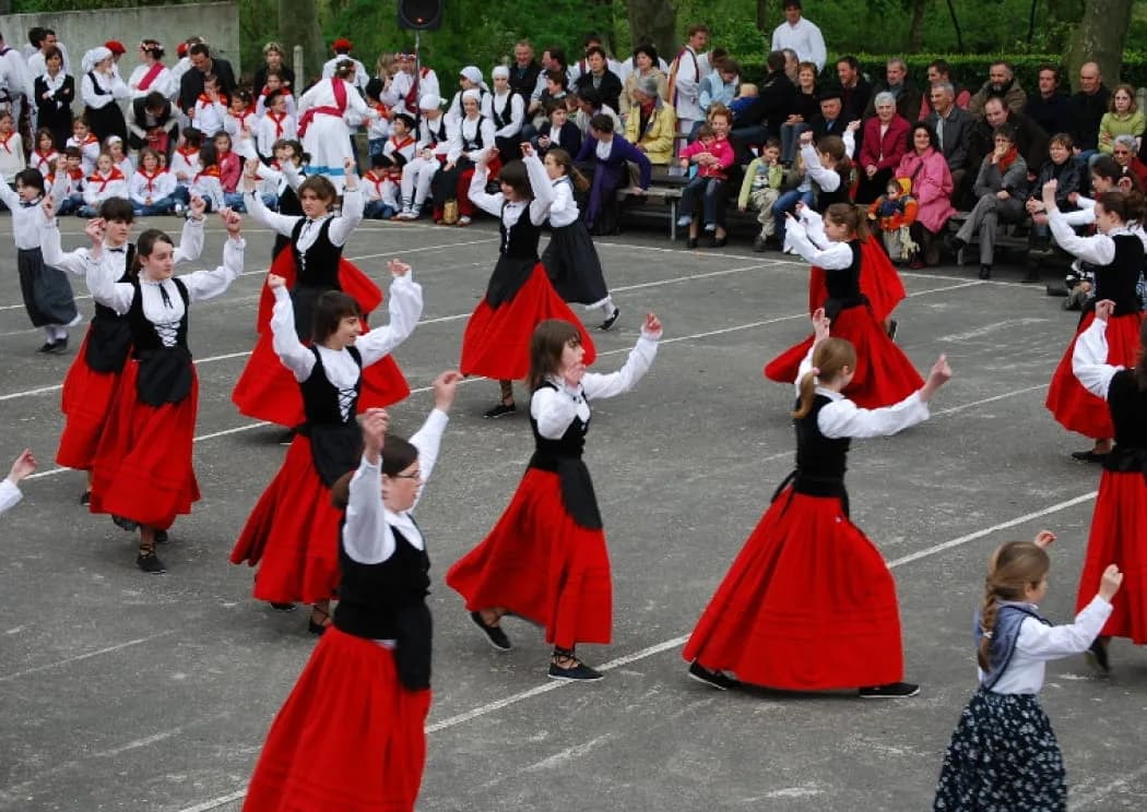 Image 2 : Spectacle de danses basques : 50 ans du groupe Burgaintzi "Dantzan Bizi" background