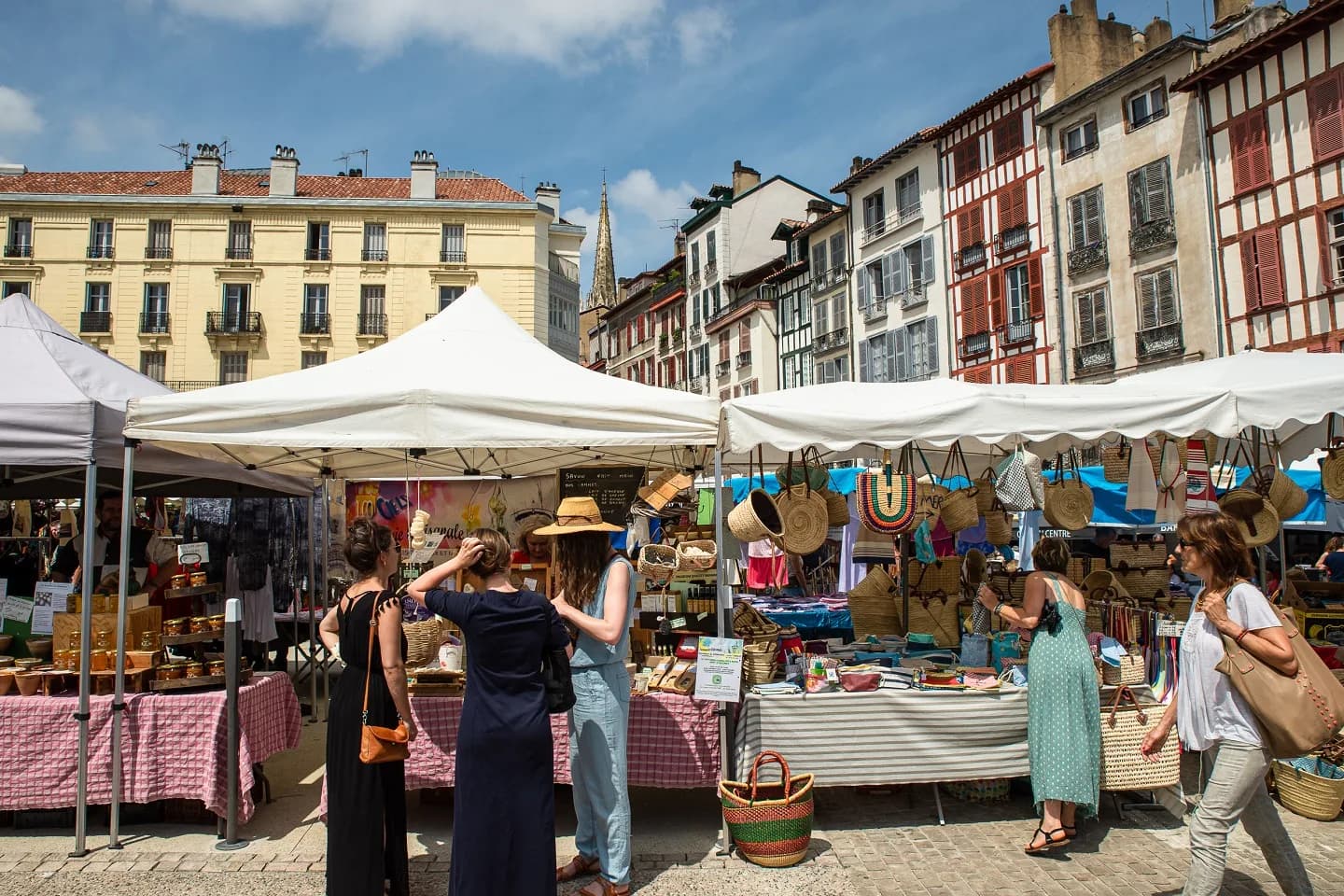 Image 2 : Marché Traditionnel background