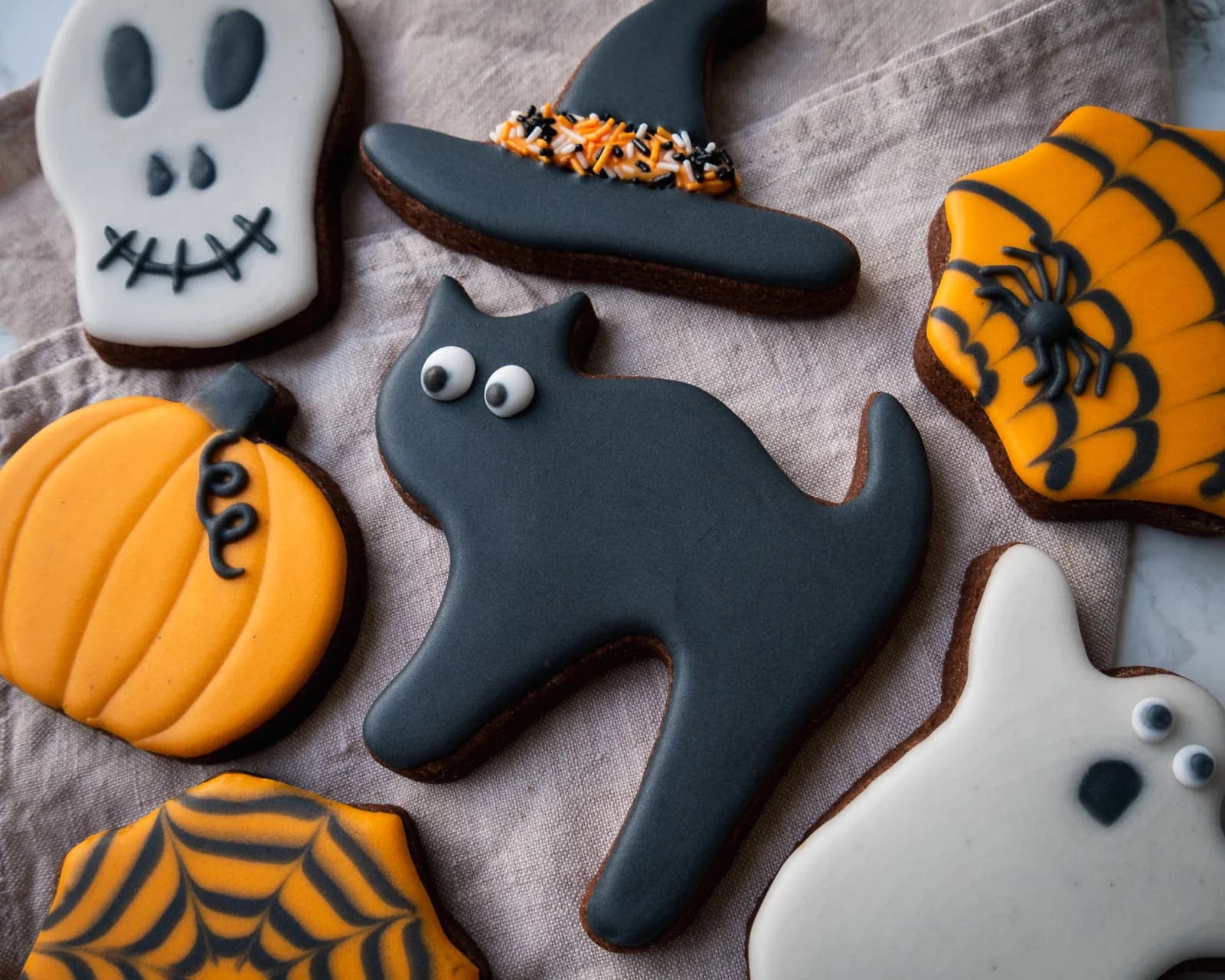 Image 1 : Atelier parent/enfant : Réalisez et décorez des biscuits pour Halloween background
